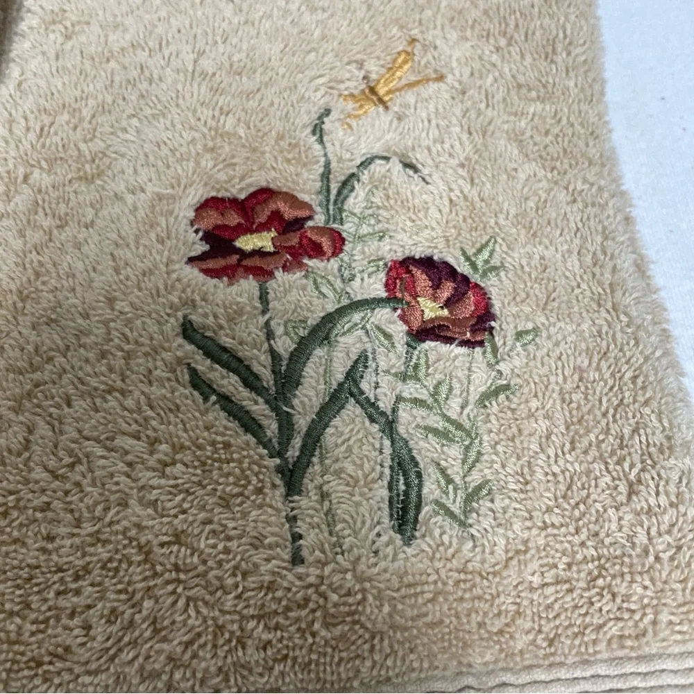 VTG Hand TOWEL SET 3 embroidered flowers, dragonfly, tan 25”x14” GUC